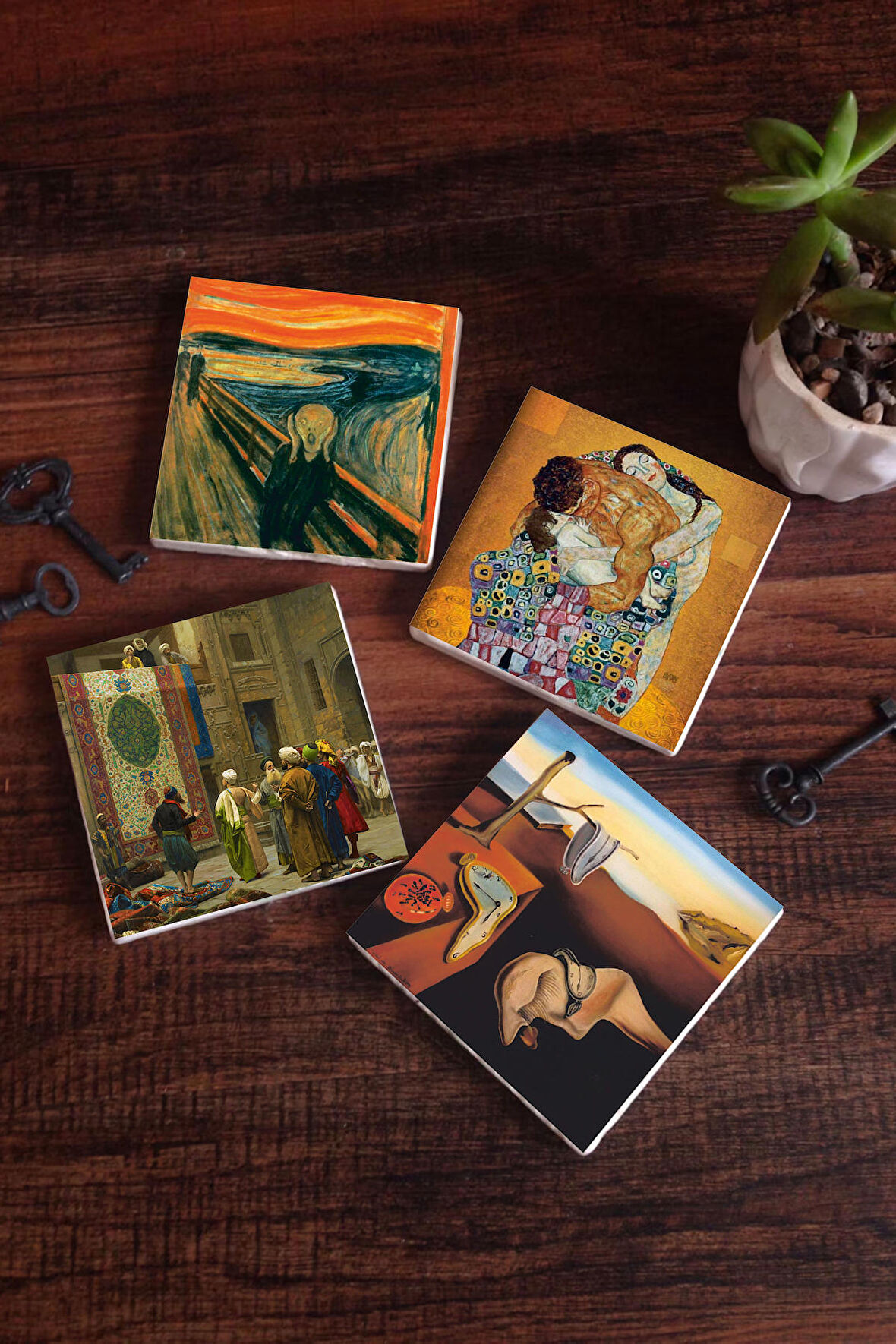 Dalí Belleğin Azmi, Çığlık, Gustav Klimt Aile Kucaklama, Göreme Halı Tüccarı Taş Bardak Altlığı Masaüstü Koruyucu Altlık 4 Parça Set 10x10cm Stone Coasters