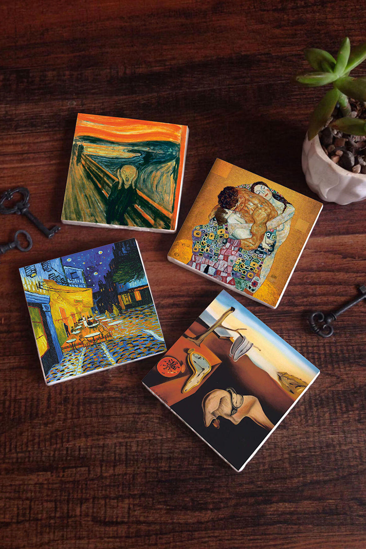 Dalí Belleğin Azmi, Van Gogh Kafe Terasta Gece, Çığlık, Klimt Aile Kucaklama Taş Bardak Altlığı Masaüstü Koruyucu Altlık 4 Parça Set 10x10cm Stone Coasters