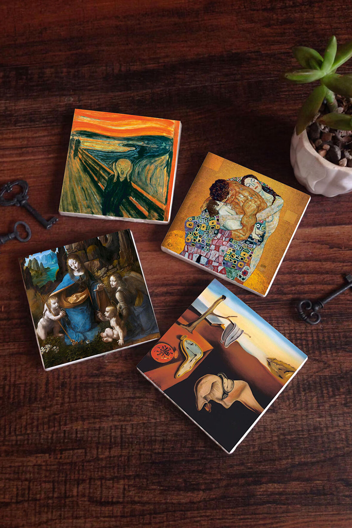 Dalí Belleğin Azmi, Da Vinci Kayalıklar Bakiresi, Çığlık, Klimt Aile Kucaklama Taş Bardak Altlığı Masaüstü Koruyucu Altlık 4 Parça Set 10x10cm Stone Coasters