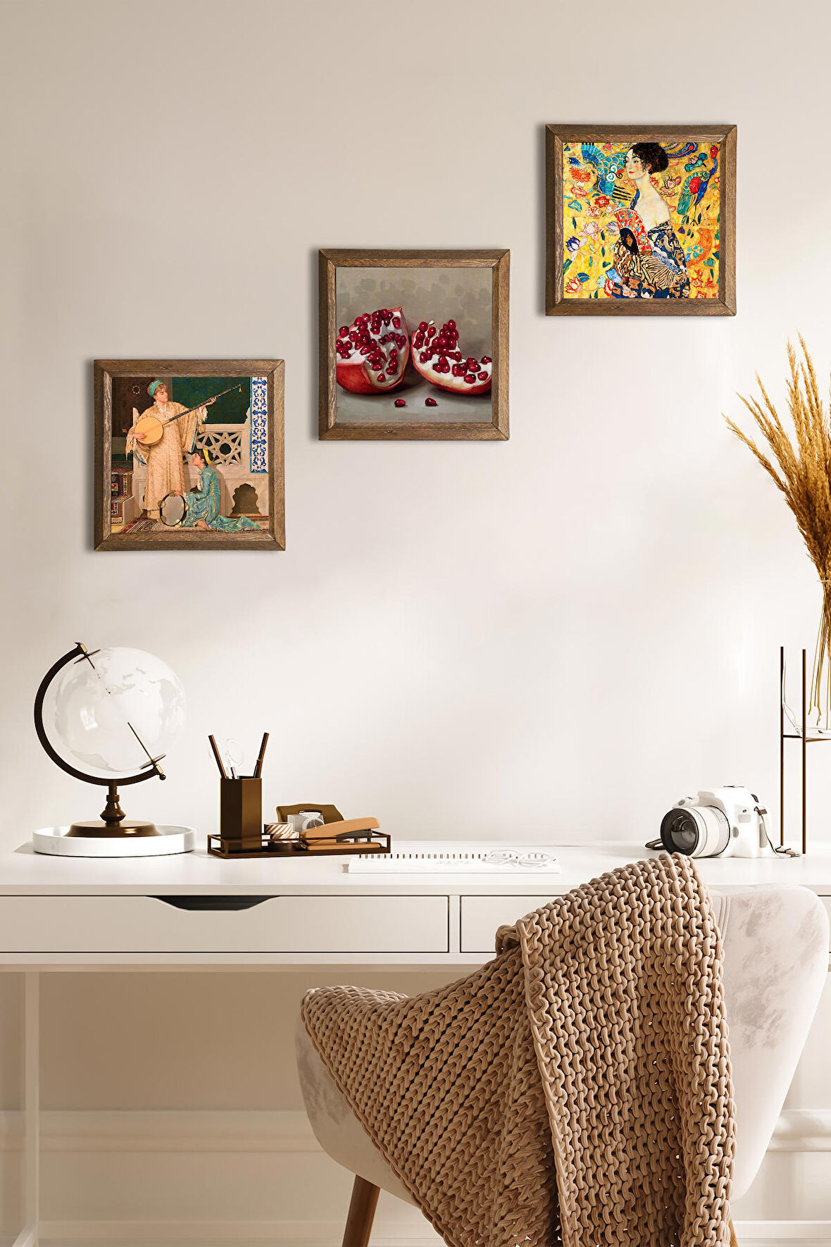 Gustav Klimt Yelpazeli Kadın, İki Müzisyen Kız, Nar Taş Duvar Tablosu Ahşap Çerçeveli Duvar Dekoru 3 Parça Tablo Seti Wall Art