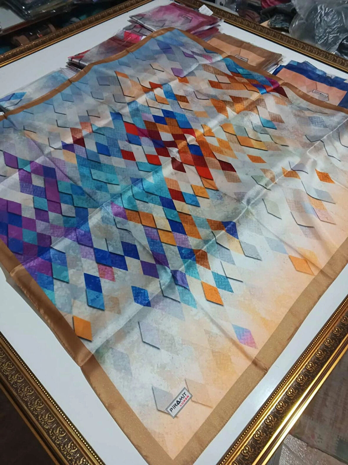 PİRAMİT KRİSTAL EŞARP 1240