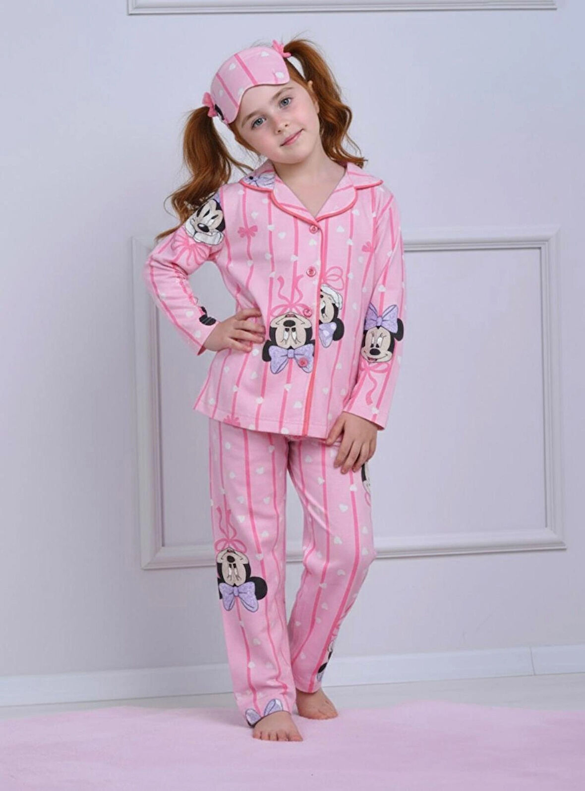 MİNNİE MOUSE BASKILI GÖZ BANTLI ÖNDEN DÜĞMELİ İNCE KUMAŞ KIZ ÇOCUK PİJAMA TAKIMI