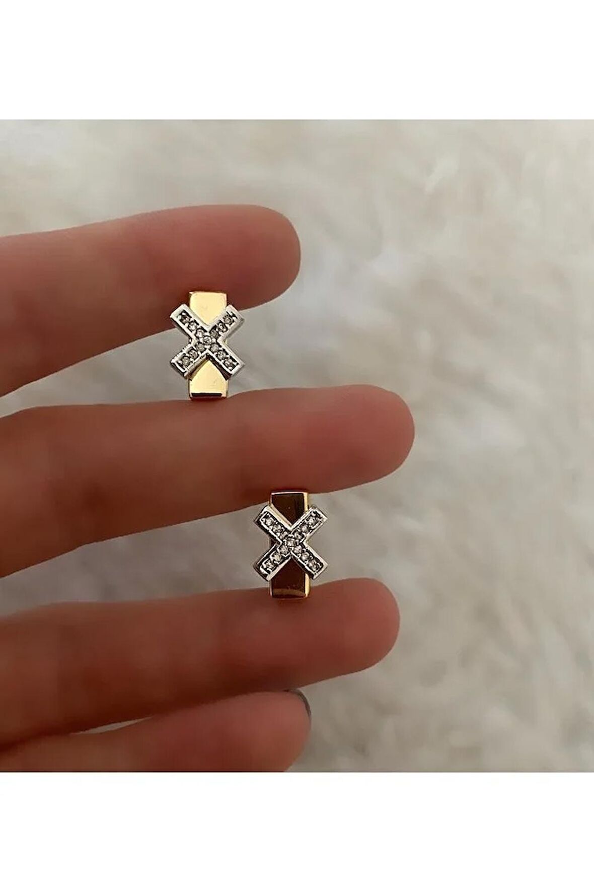 Kare Taşlı X Kalpli Gold Küpe Çifti