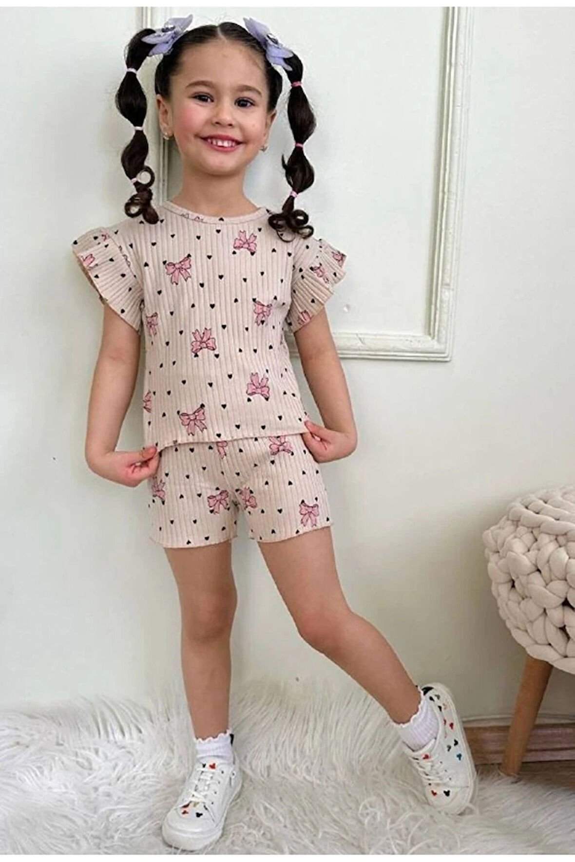 PJKSKT Kalp Fiyonk Desen Bej Fitilli Kumaş Fırfırlı Kollu Şortlu Kız Çocuk Kısa Kol Takım 7633-B