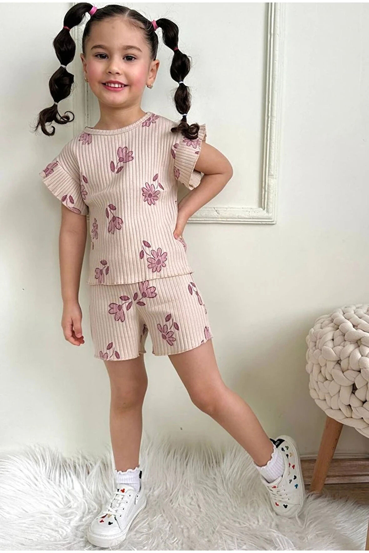 PJKSKT Çiçek Desen Bej Fitilli Kumaş Fırfırlı Kollu Şortlu Kız Çocuk Kısa Kol Takım 7634-B
