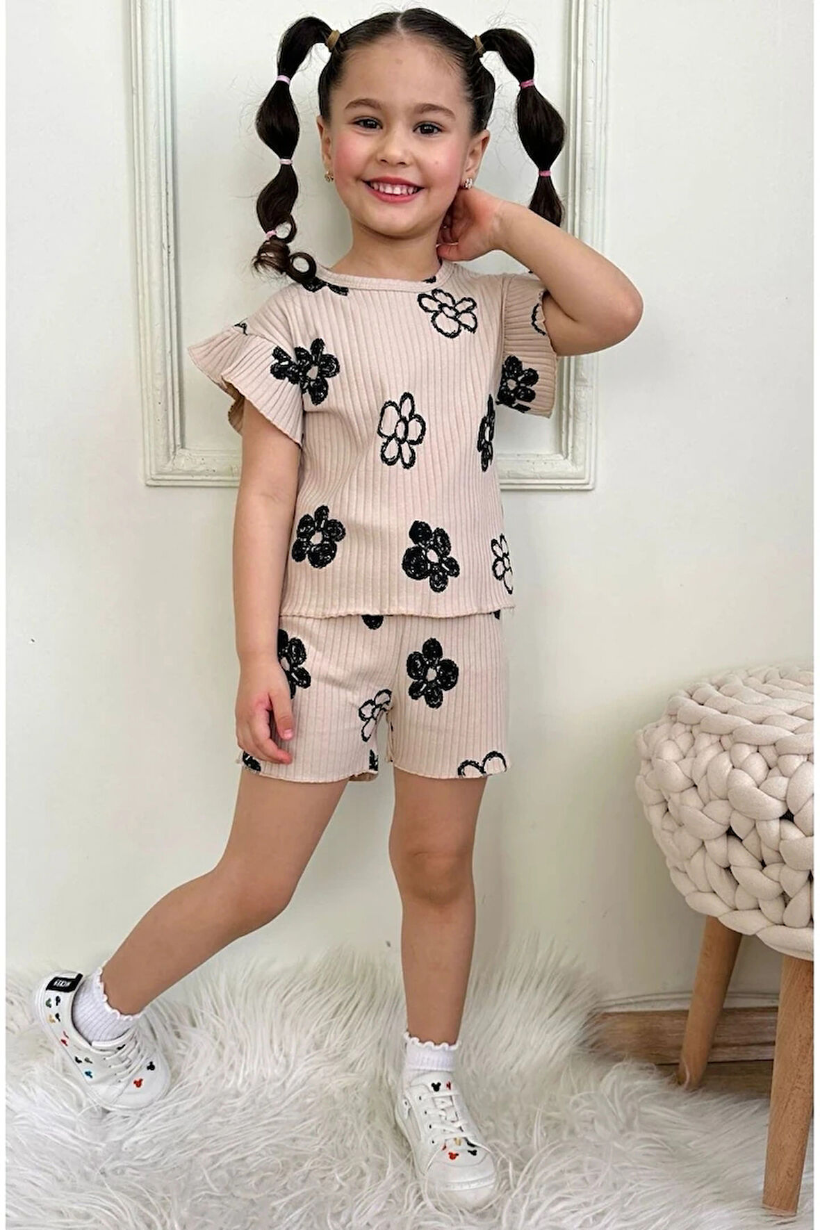 PJKSKT Fırça Papatya Desen Bej Fitilli Kumaş Fırfırlı Kollu Şortlu Kız Çocuk Kısa Kol Takım 7638-B