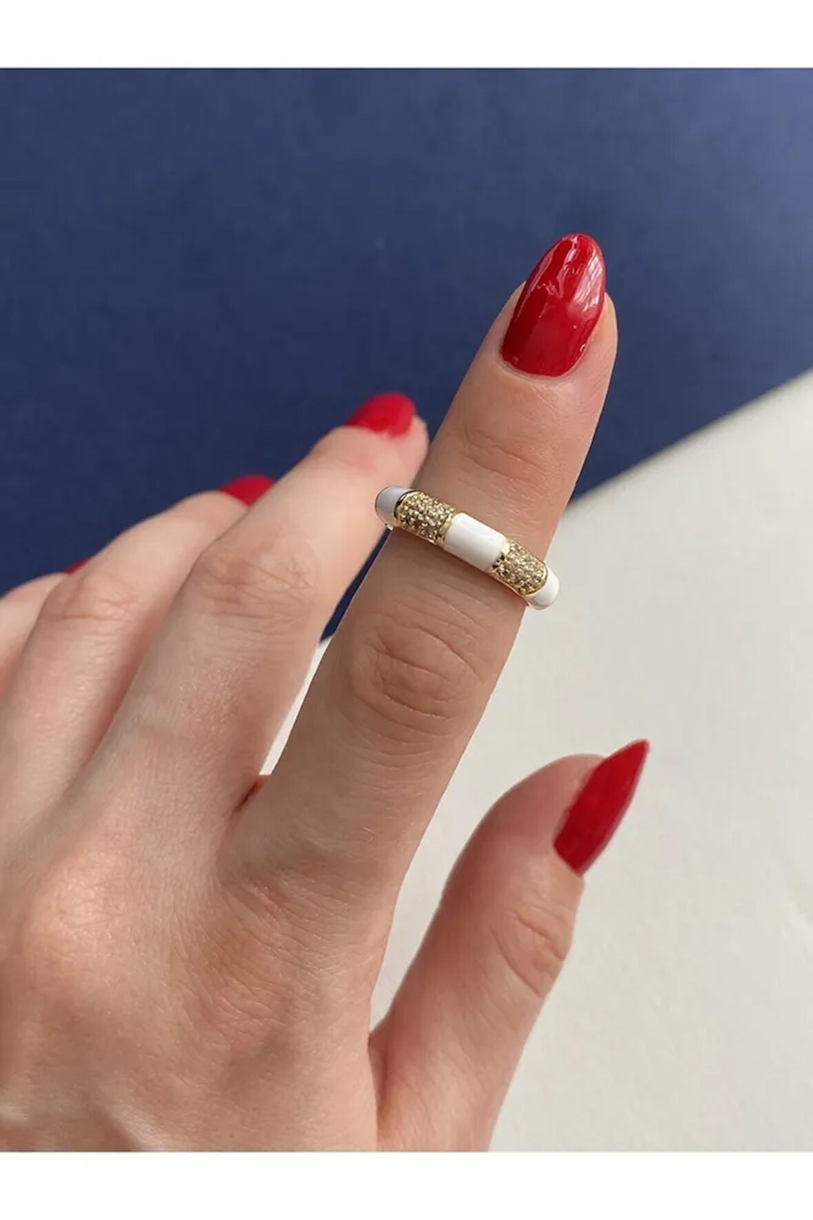 Beyaz Mineli Ve Gold Zirkon Taş Şeritli Alttan Ayarlanabilir Yüzük