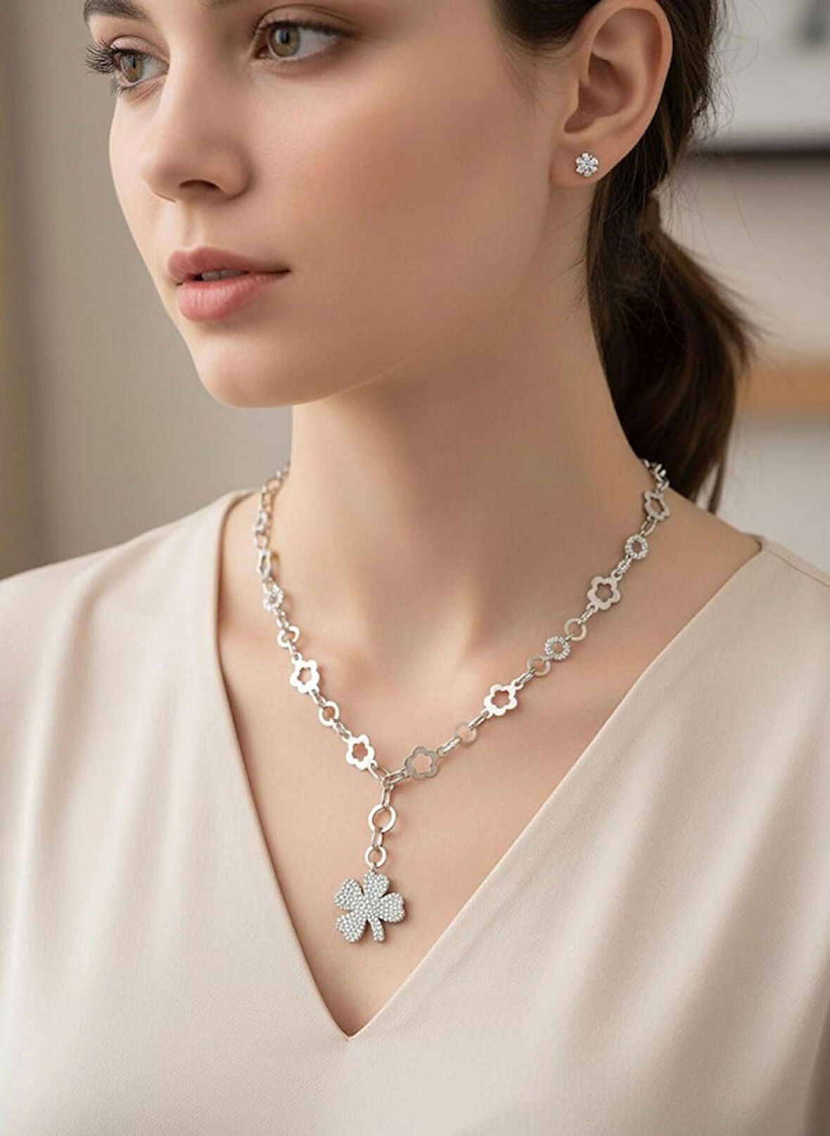 Kadın 925 Ayar Gümüş Yonca Sallantılı Zirkon Taşlı Kolye