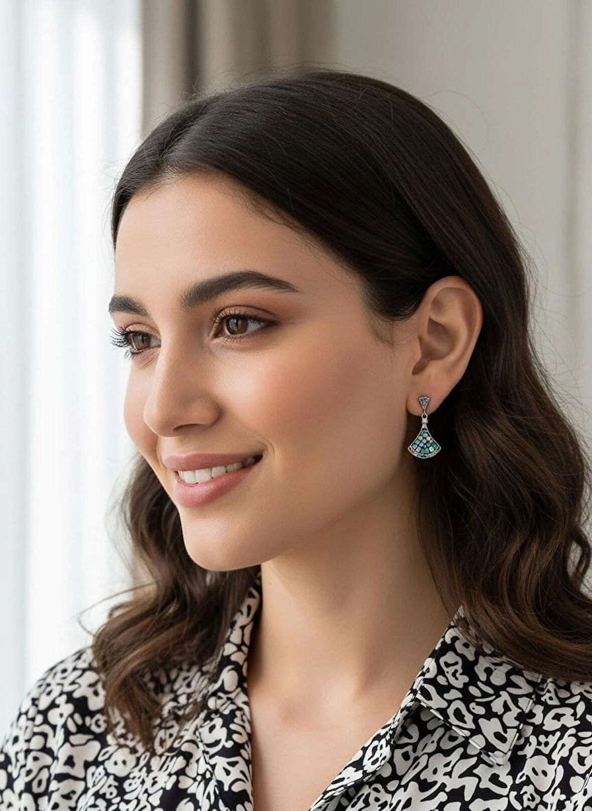 925 Ayar Gümüş Üçgen Sedefli Çok Renkli Taşlı Çivili Küpe