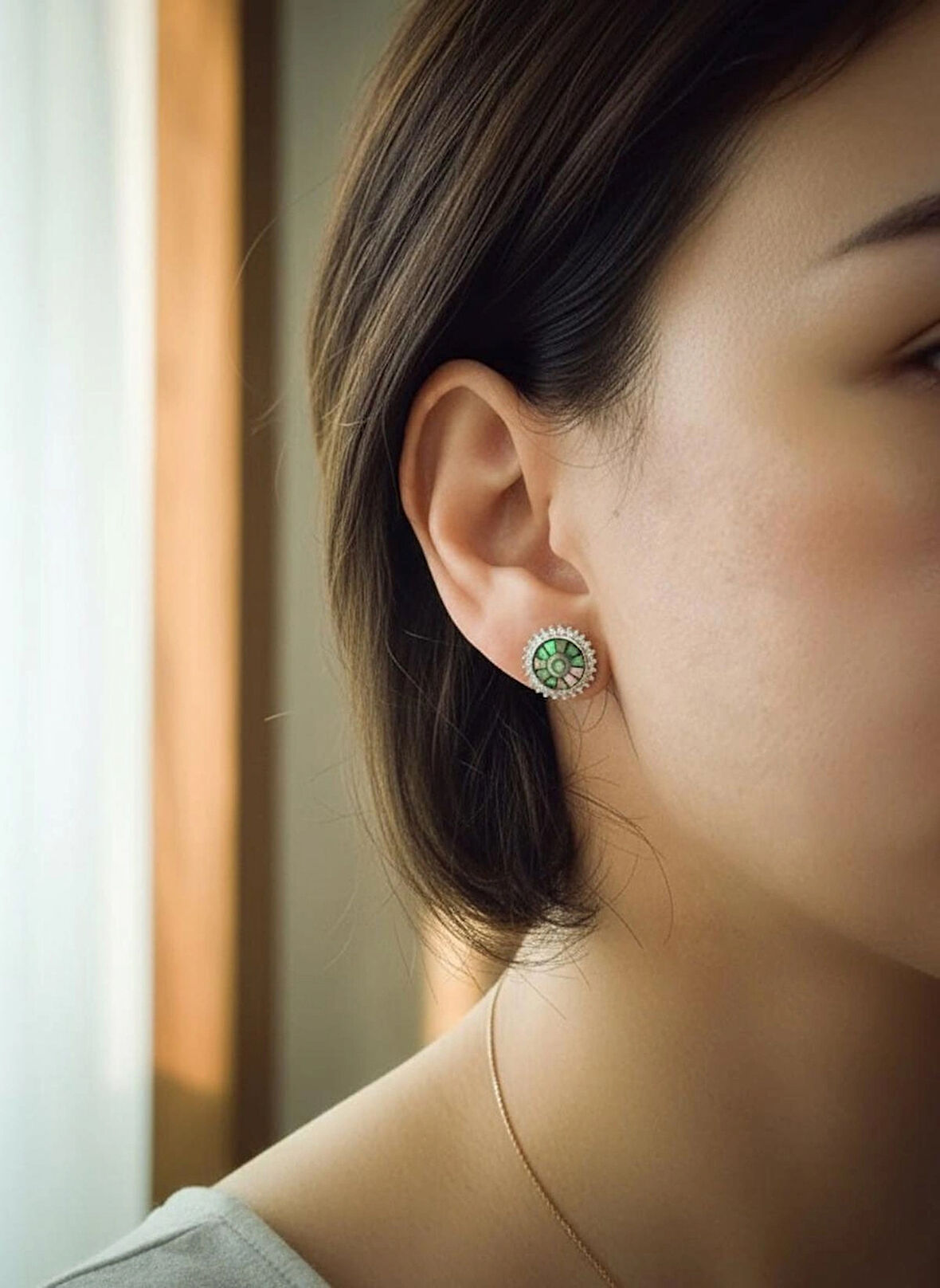 925 Ayar Gümüş Sedefli Yuvarlak Çok Renkli Zirkon Taşlı Çivili Küpe