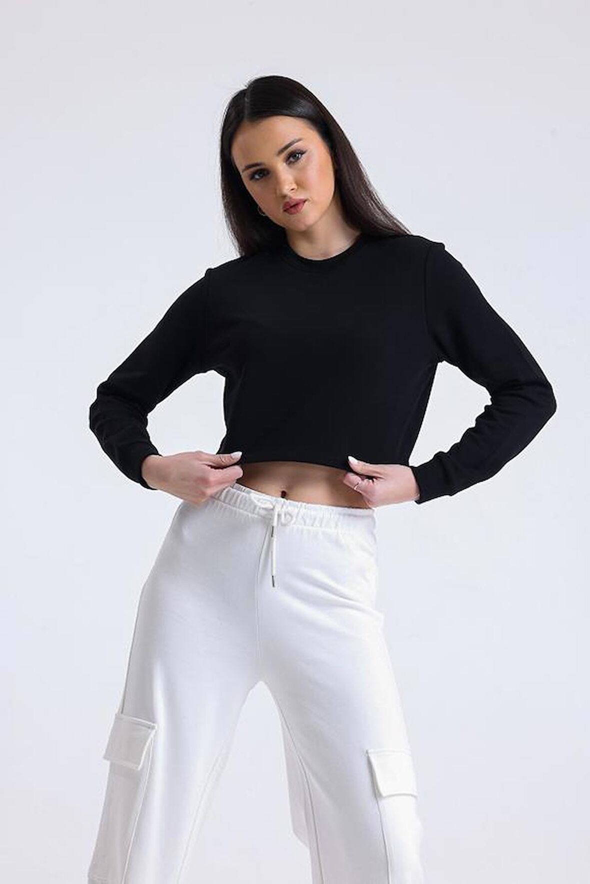 Siyah Bisiklet Yaka Crop Sweatshirt