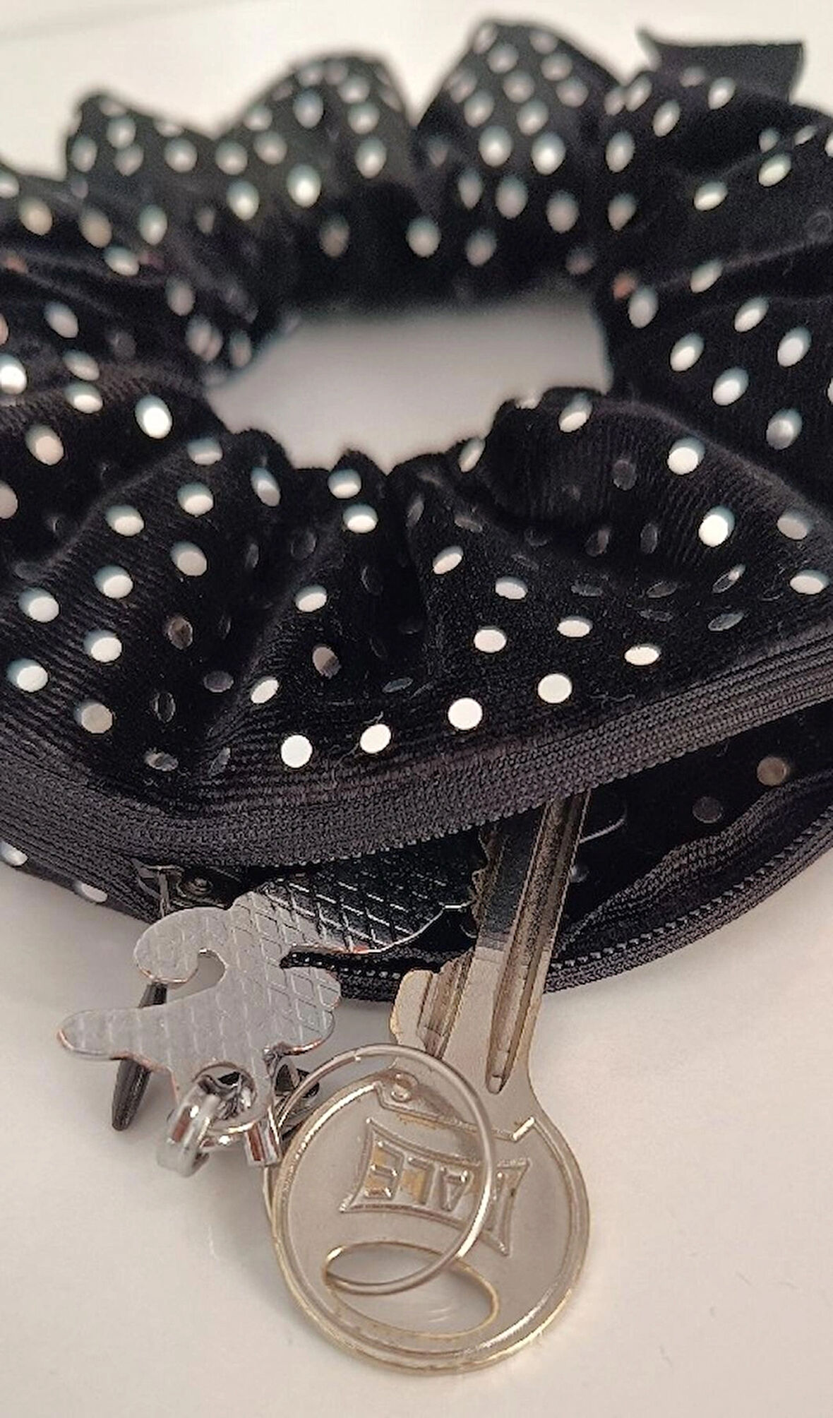 Işıltılı Puantiyeli Siyah Kadife Fermuarlı Lastik Toka 
