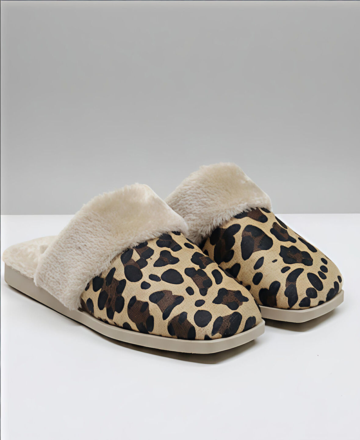 LEOPAR DESENLİ İÇİ TÜYLÜ SICACIK PVC TABAN KADIN  EV TERLİĞİ