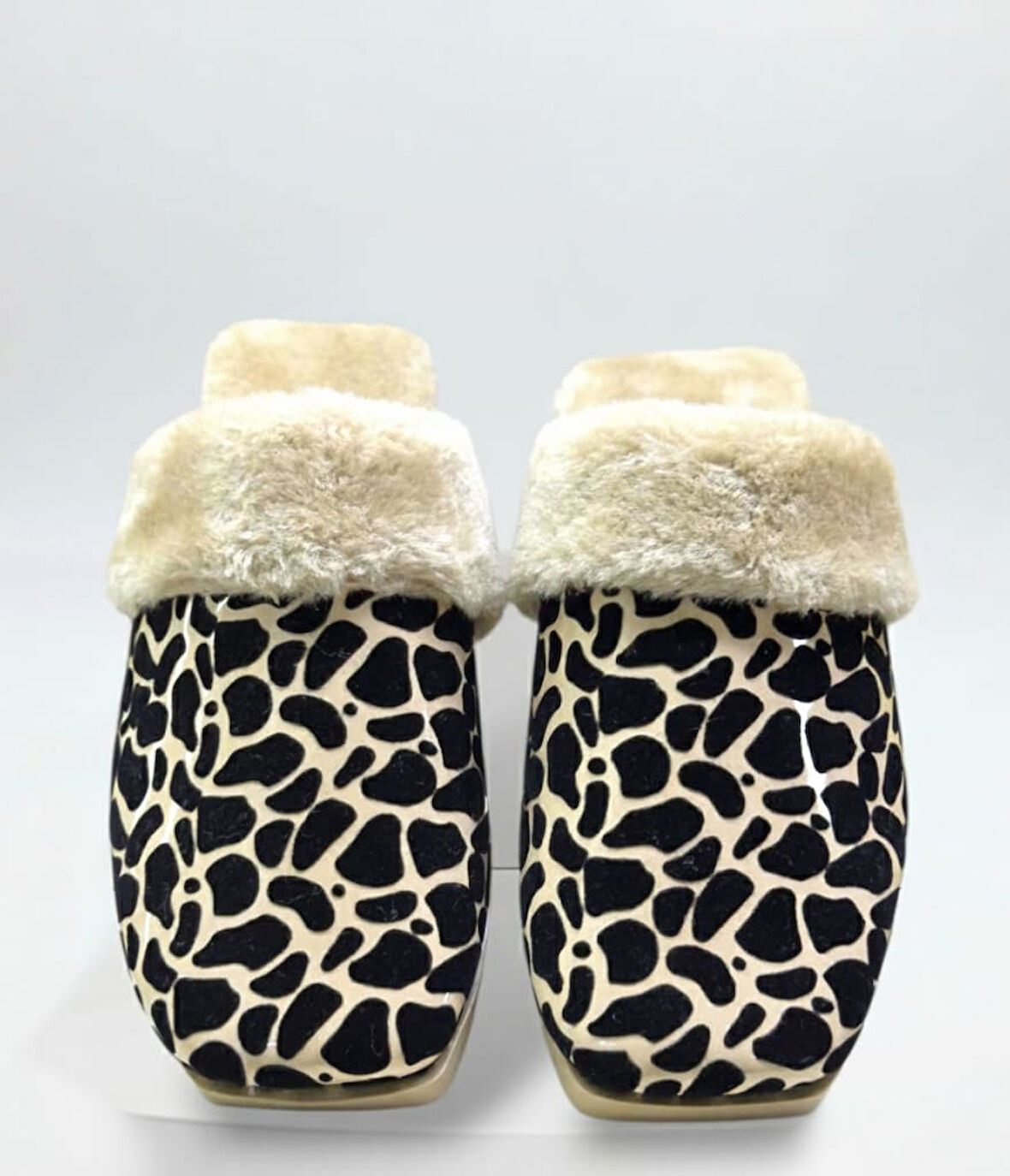 LEOPAR DESENLİ İÇİ TÜYLÜ SICACIK PVC TABAN KADIN  EV TERLİĞİ