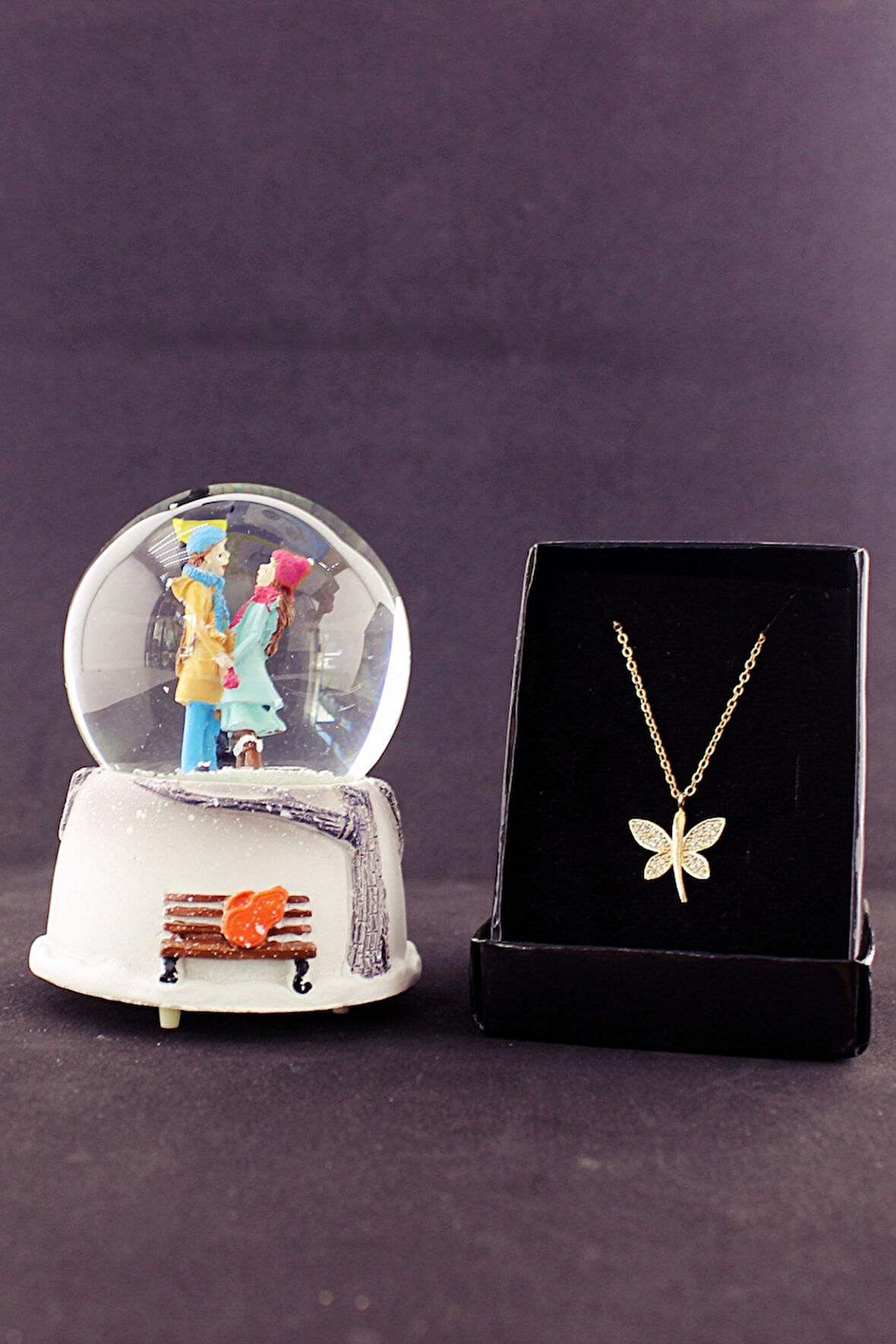 Sokak Lambası Altında Aşıklar Kar Küresi Işıklı 9 cm ve Zirkon Taş Kolye Set