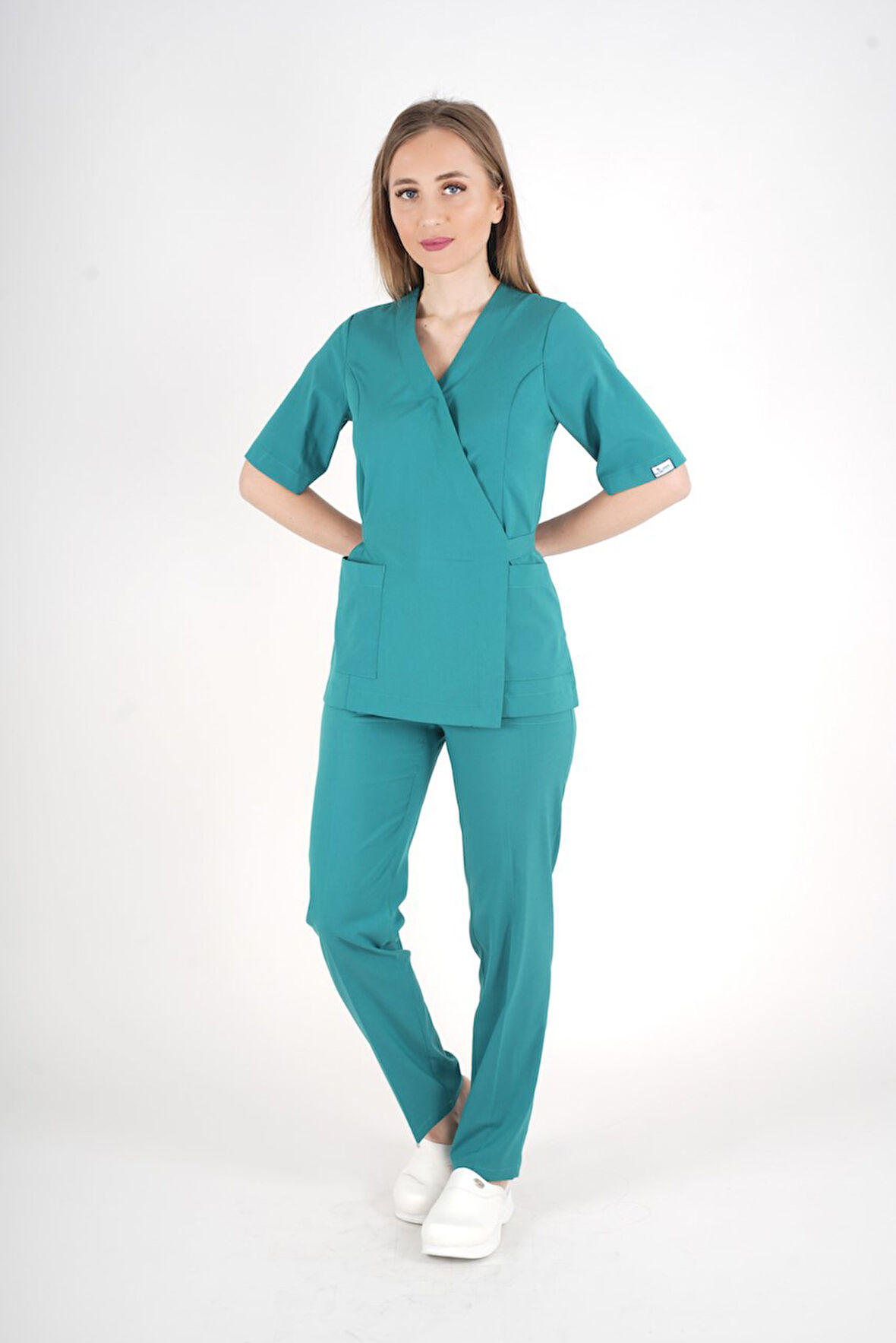 Ameliyat Yeşili Elegant Model Cerrahi Üniforma Belden Bağlamalı Scrubs Takım