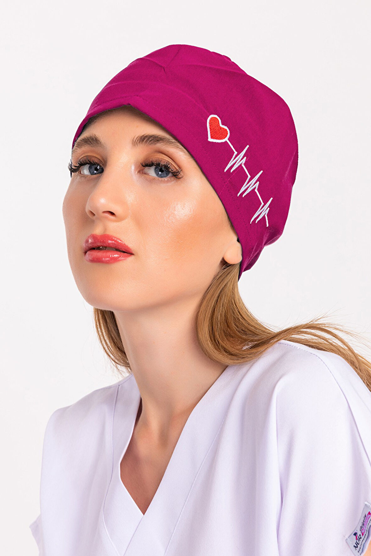 Unisex Koyu Pembe Kalp Ritim Nakışlı Doktor Hemşire Hastane Medikal Cerrahi Bonesi