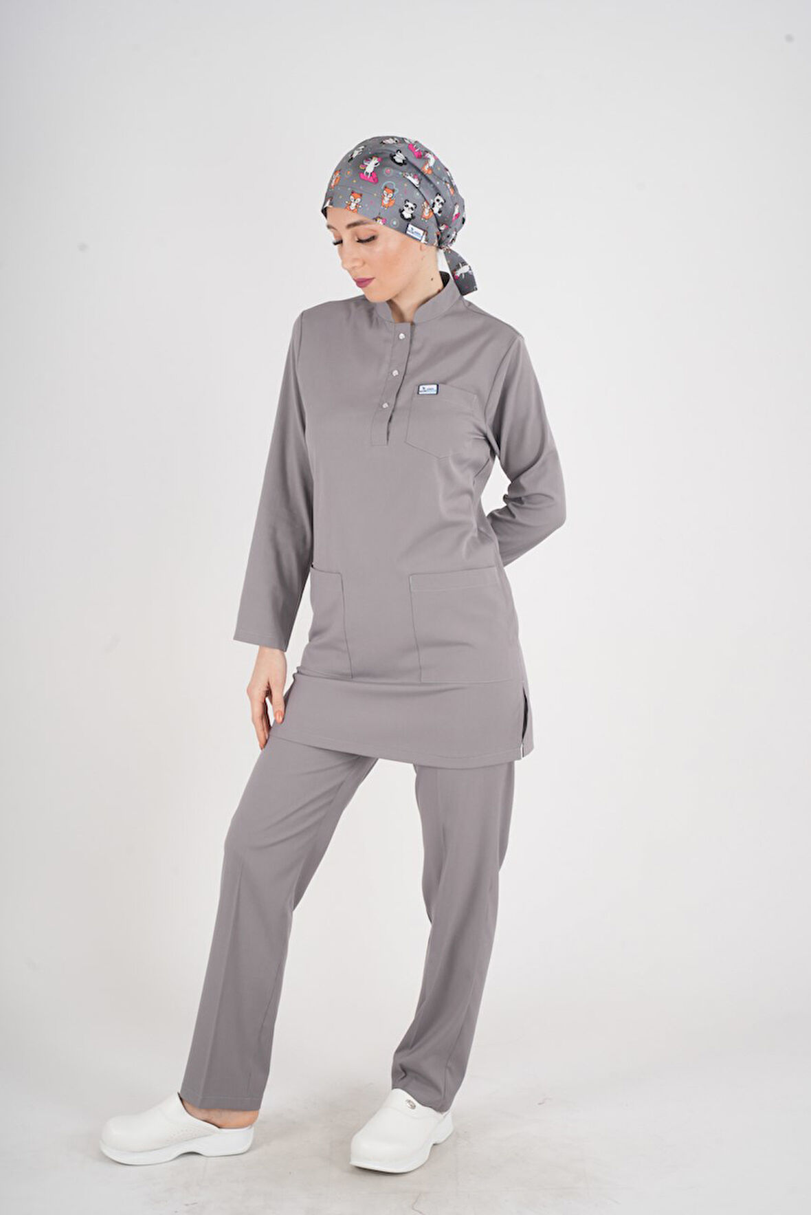 Gri Renk Sakura Model Tesettür Doktor Hemşire Scrubs Üniforma Takımı