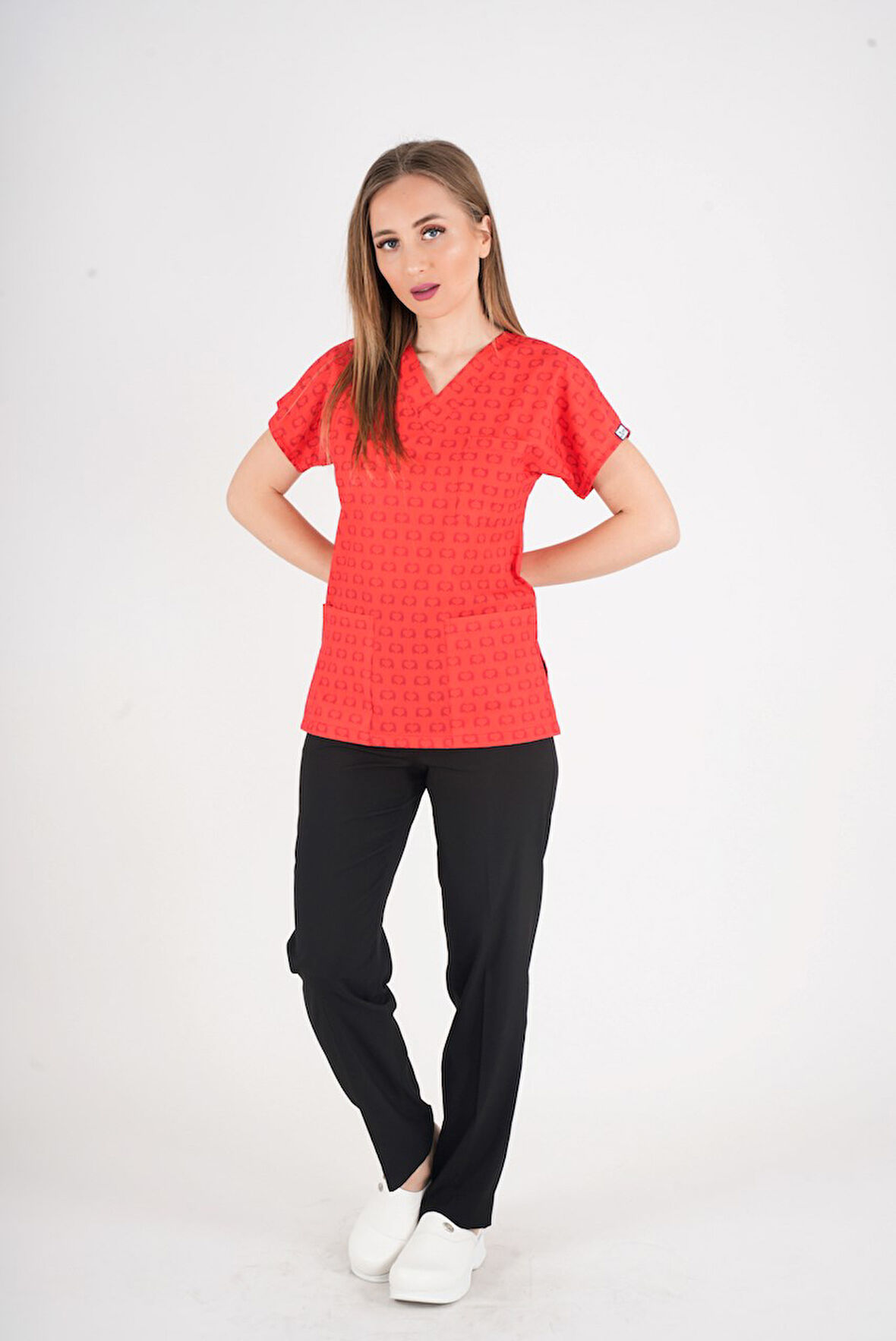 Unisex Kırmızı Kalpler Desenli Doktor Hemşire Hastane Scrubs Üniforma Takımı