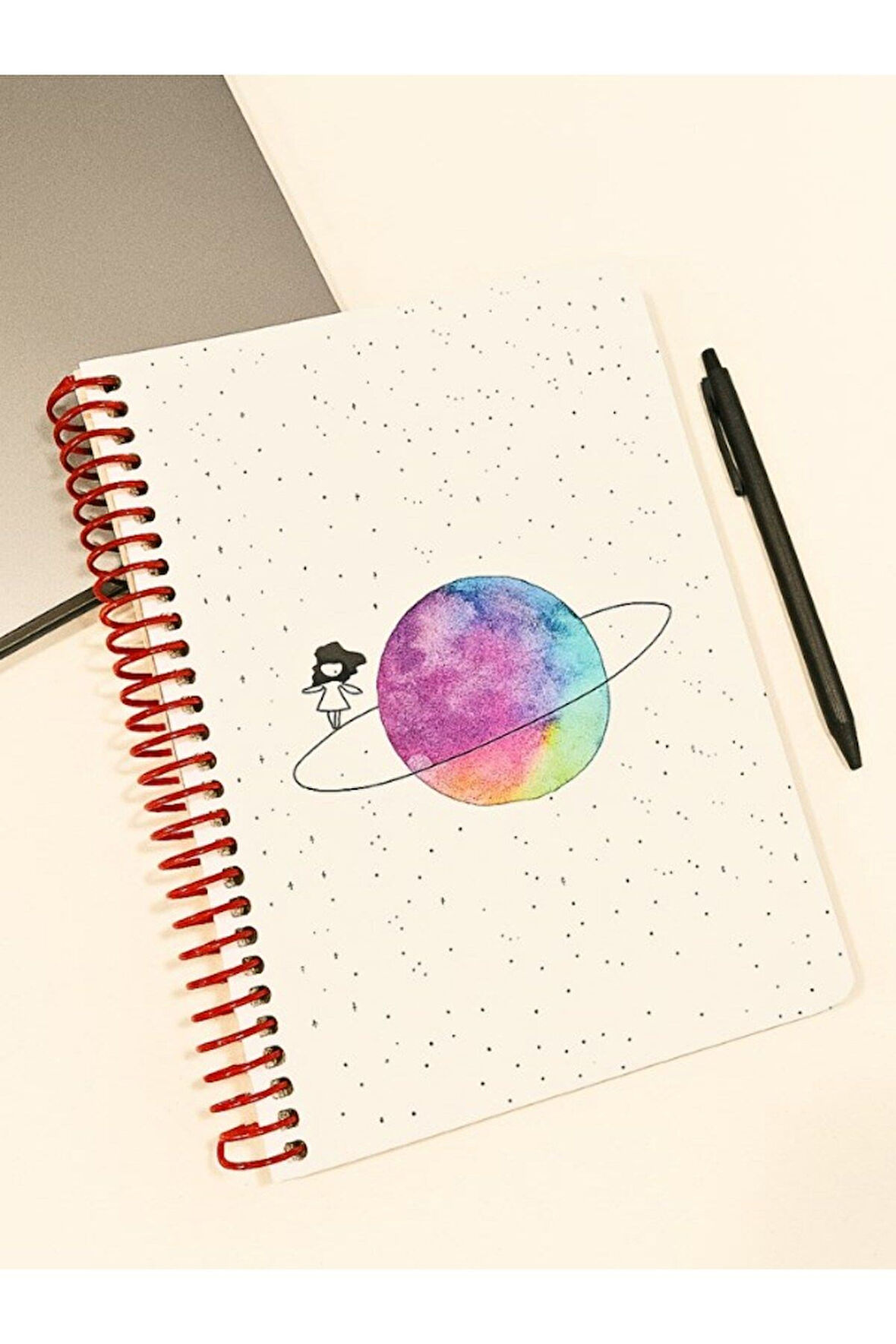 Öğrenci ve Ofis Kullanımı İçin Uygun Satürn Kız Temalı Tasarımlı Spiralli Kareli Defter 80 Yaprak