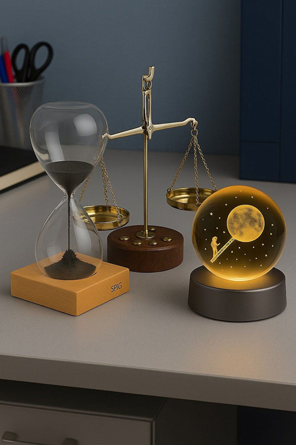 3’lü Masaüstü Dekorasyonu Aya Tırmanan Astronot Figürlü Led Işıklı Küre Adalet Terazisi ve Kum Saati