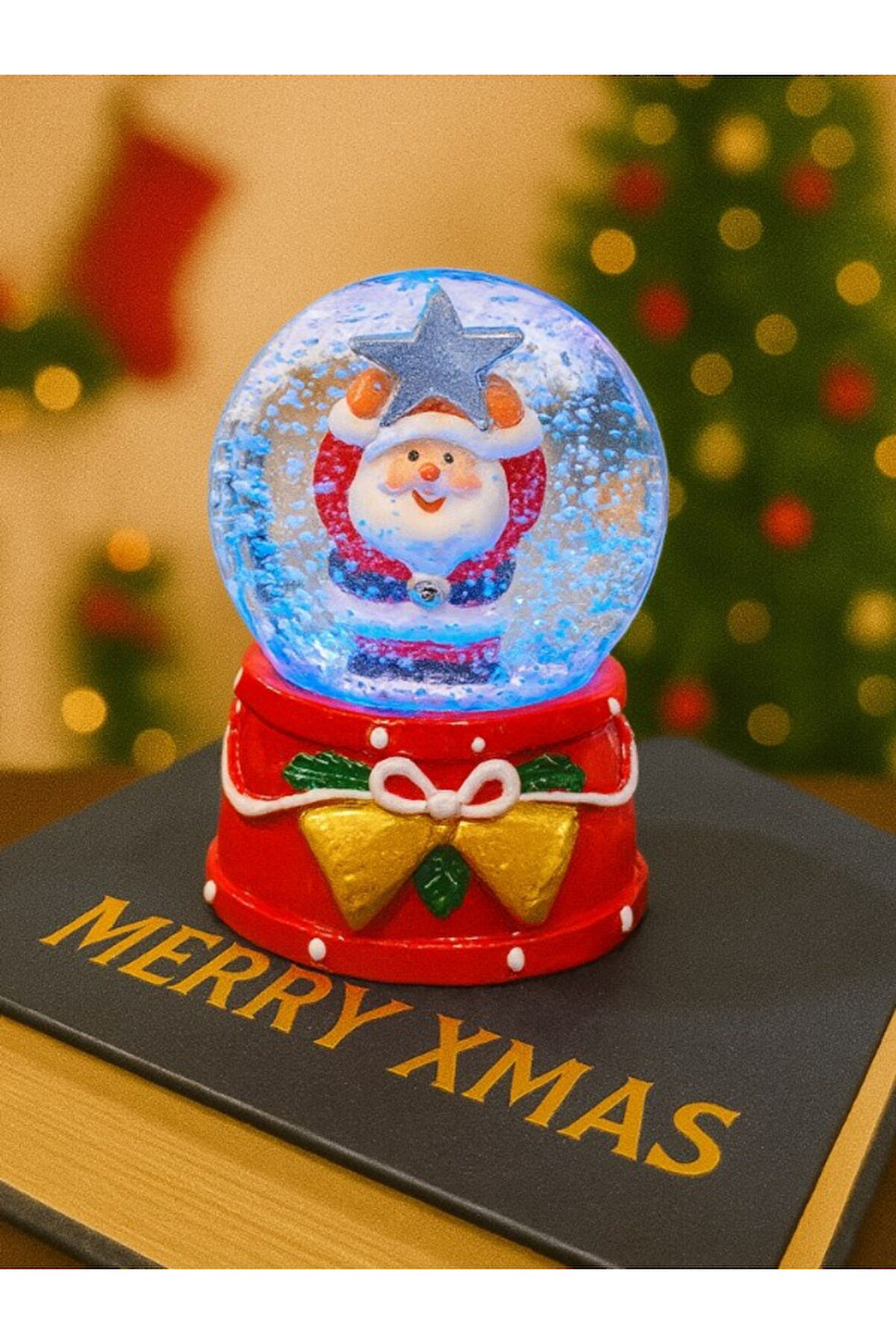 Yeni Yılın En Güzel Hediyesi 2026 Yılbaşı Yıldız Tutan Noel Baba Temalı Led Işıklı 9 cm Kar Küresi
