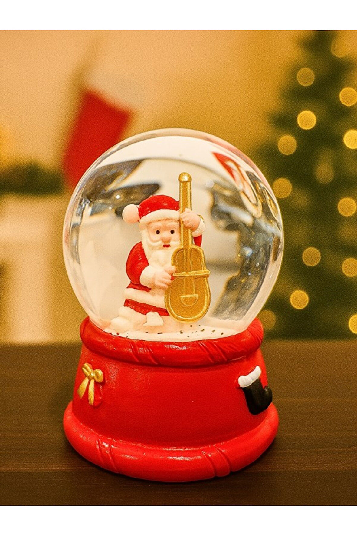 Yeni Yılın En Güzel Hediyesi 2026 Yılbaşı Çello Çalan Noel Baba Temalı Led Işıklı 9 cm Kar Küresi