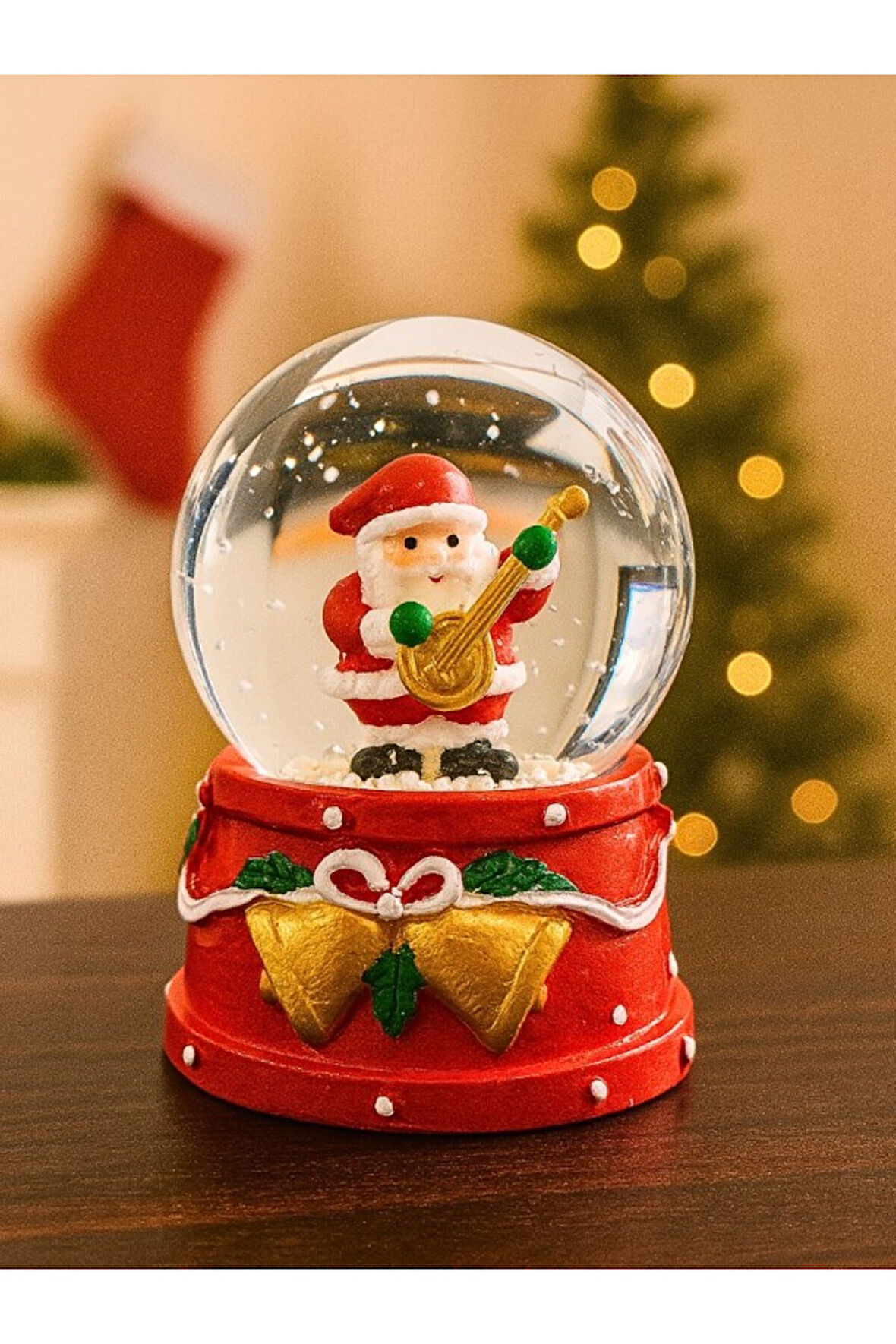 Yeni Yılın En Güzel Hediyesi 2026 Yılbaşı Gitar Çalan Noel Baba Temalı Led Işıklı 9 cm Kar Küresi