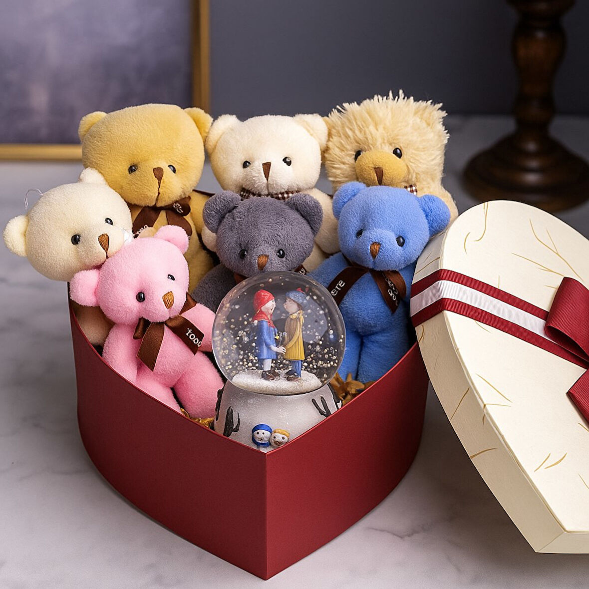 Sevgiliye En Tatlı Hediye Seti Peluş Ayıcık Kalpli Kutuda 7 Mini Peluş Ayıcık Işıklı Kar Küresi Seti