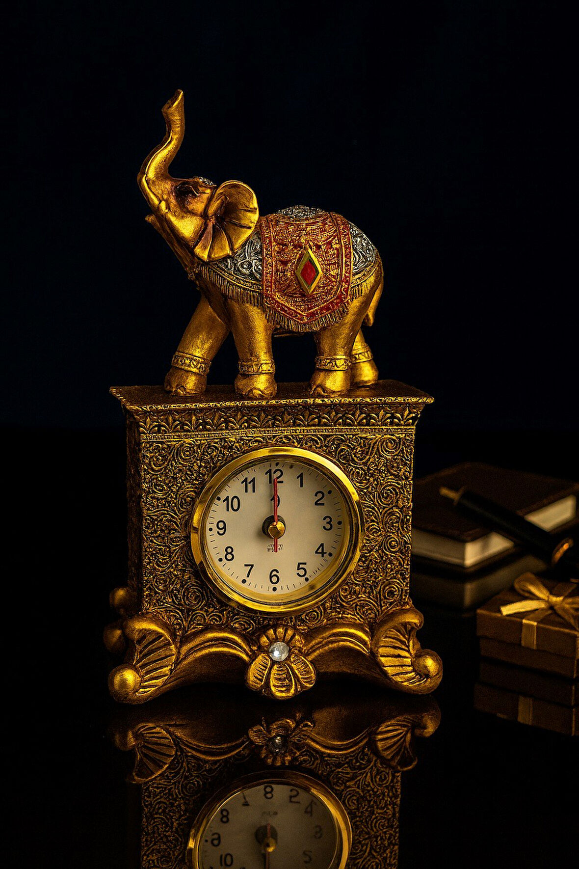 Fil Figürlü Zarif Masa Saati Bolluk Şans Simgesi Kırmızı Taş Detay Altın Renkli Fil Masa Saati 19 Cm
