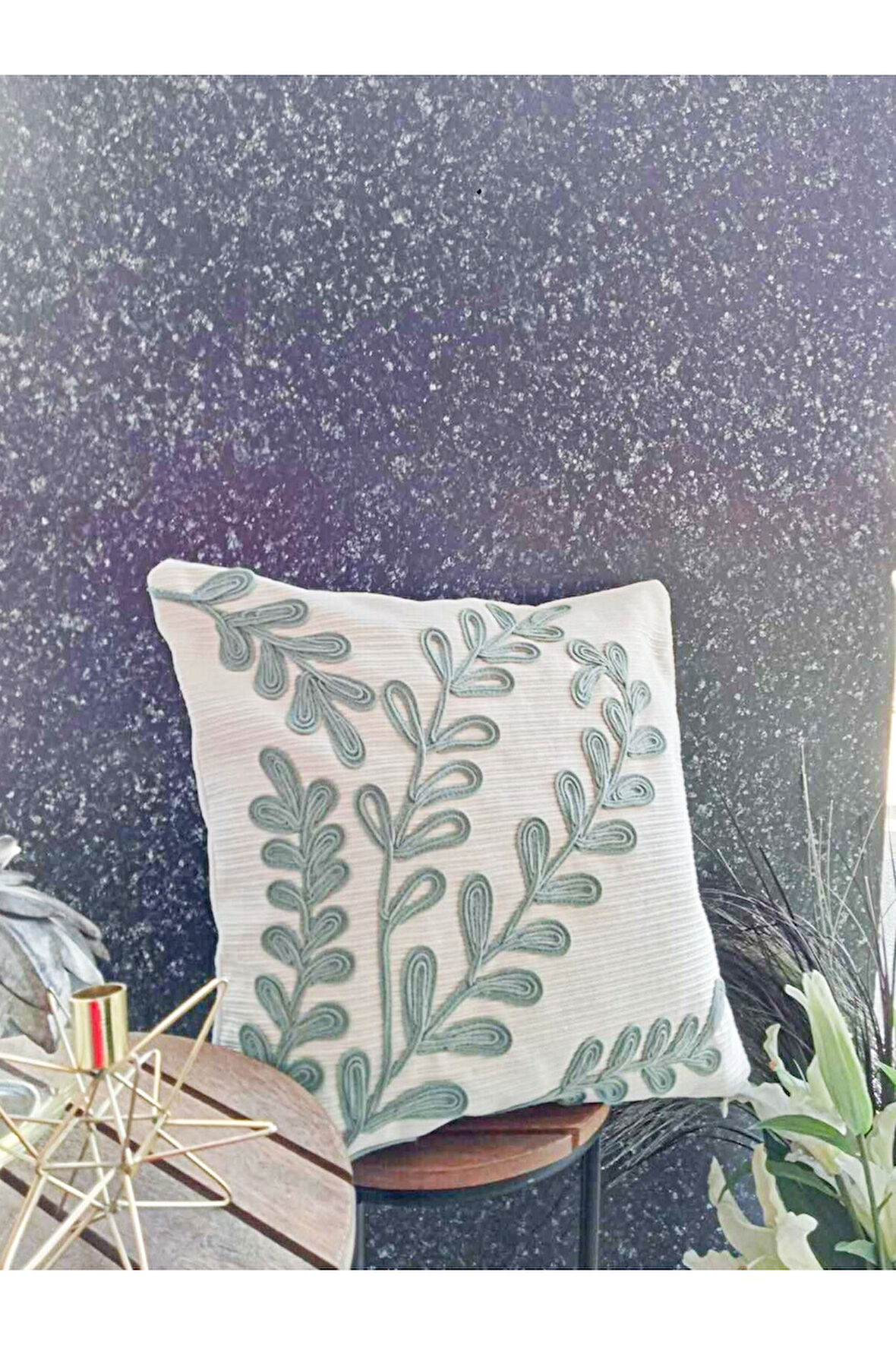 Yeşil Yaprak Nakış İşlemeli Dekoratif Beyaz Kırlent | Fermuarlı | 45 X 45 cm
