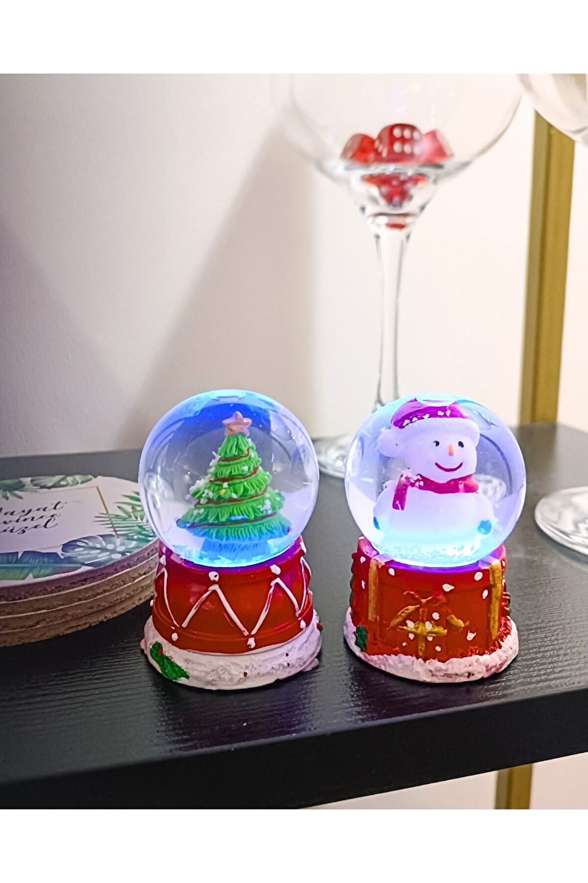 Yeni Yıl Işıklı Çam Ağacı Ve Kardan Adam Temalı Yılbaşı 2 Adet Mini Boy Işıklı Kar Küresi 6,5 Cm