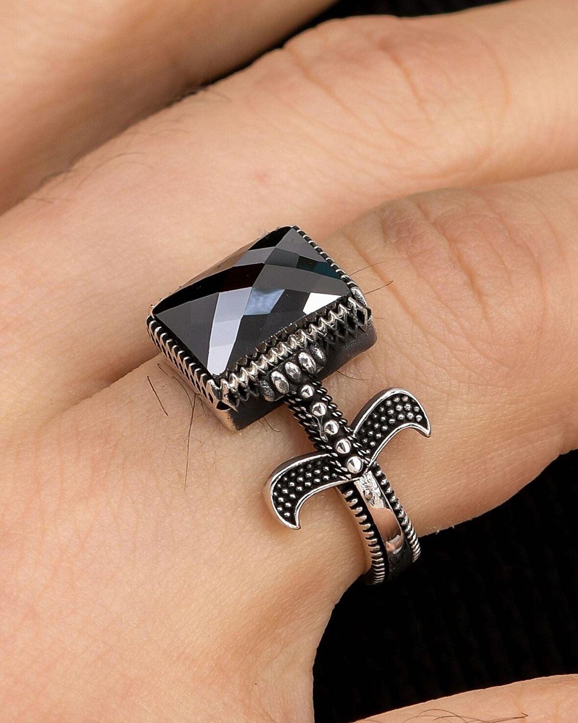 Hz. Ali Kılıcı Zülfikar Figürlü Siyah Zirkon Taşlı 925 Ayar Gümüş Erkek Yüzüğü