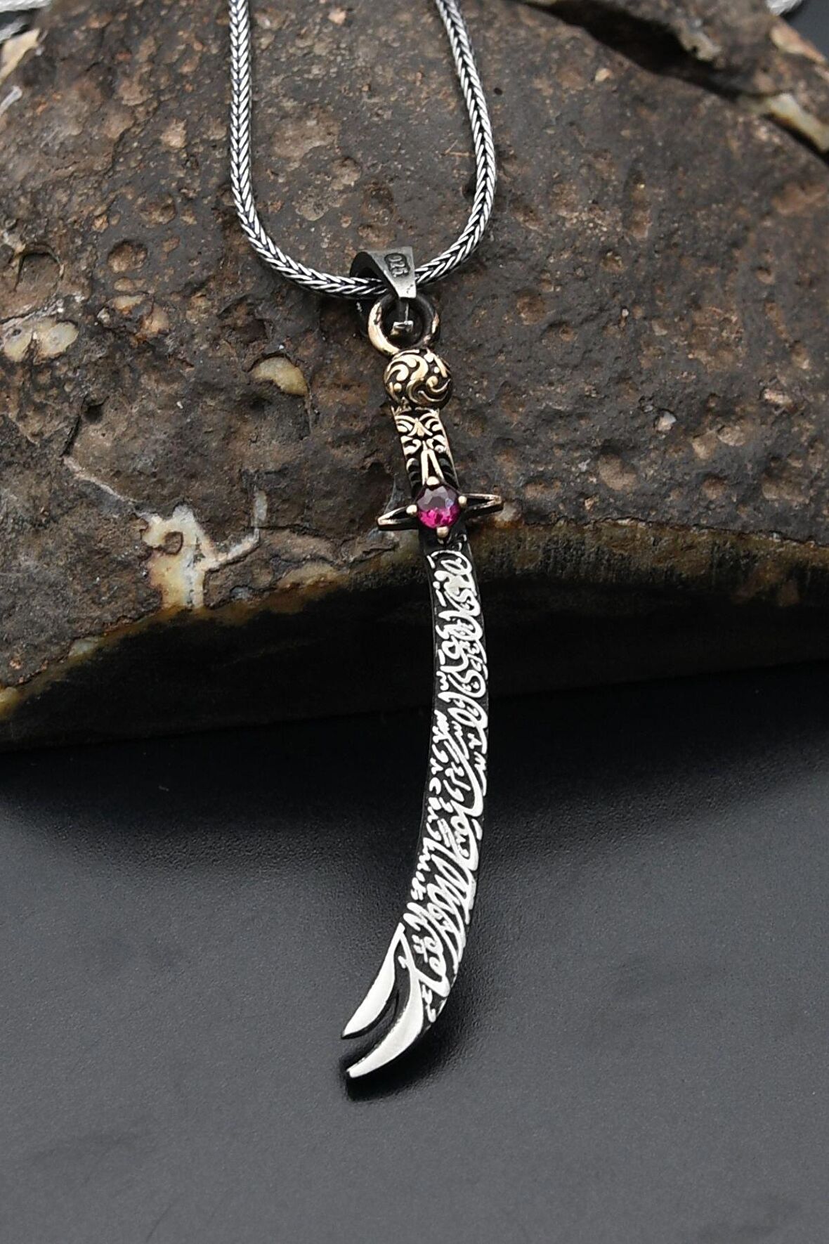 Hz. Ali ( Zülfikar Kılıcı ) Figürlü Gümüş Erkek Kolye Zincir Kırmızı Zirkon Taşlı