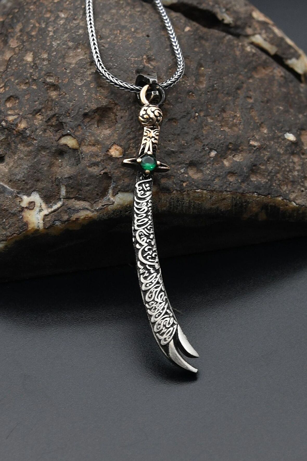 Hz. Ali ( Zülfikar Kılıcı ) Figürlü Gümüş Erkek Kolye Zincir Yeşil Zirkon Taşlı