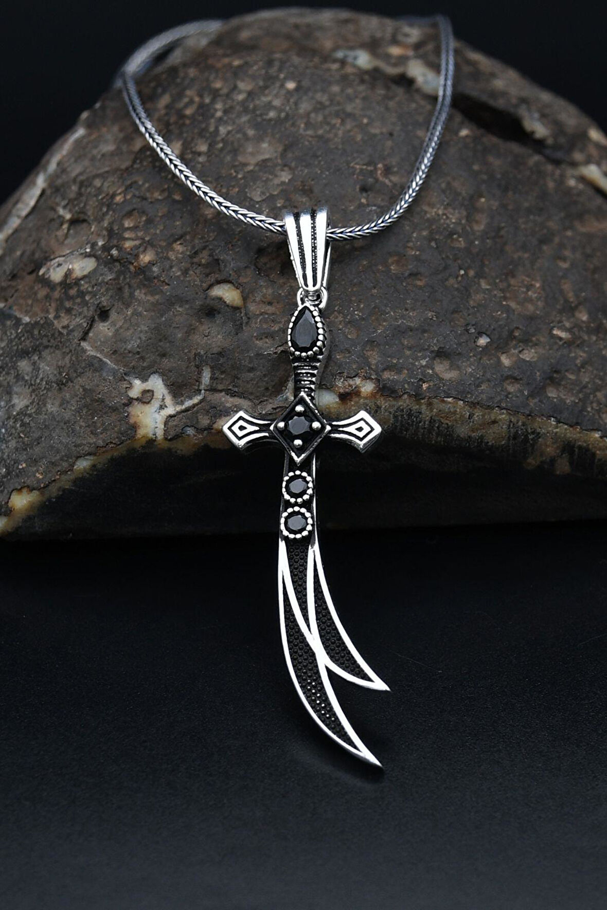 925 Ayar Gümüş Kolye Zincir Hz. Ali Zülfikar Kılıcı Siyah Zirkon Taş Süslemeli