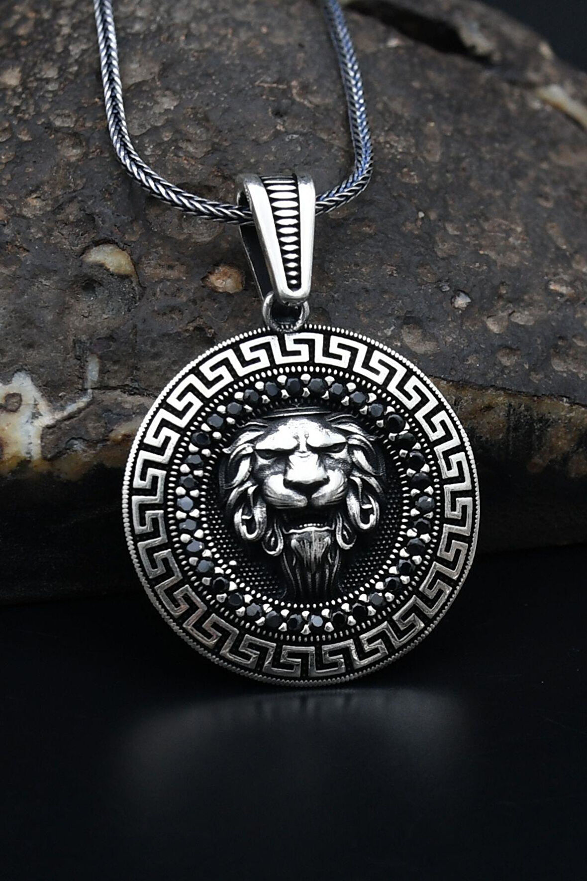 Aslan Figürlü Mikro Taş Süslemeli Grek Desenli 925 Ayar Gümüş Kolye Zincir 901154