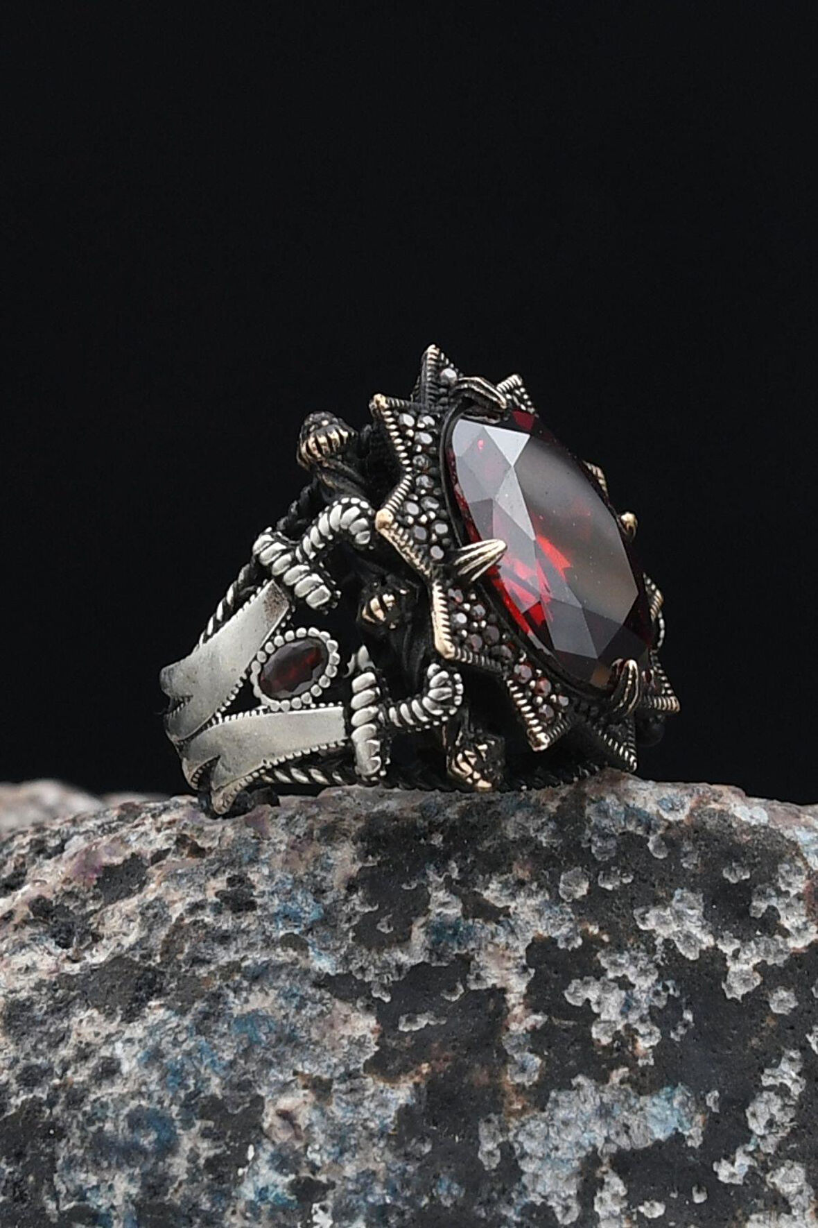 Hz. Ali Zülfikar Figürlü 925 Ayar Gümüş Erkek Yüzüğü Kırmızı Zirkon Taşlı Mikro Taş Süslemeli 901245