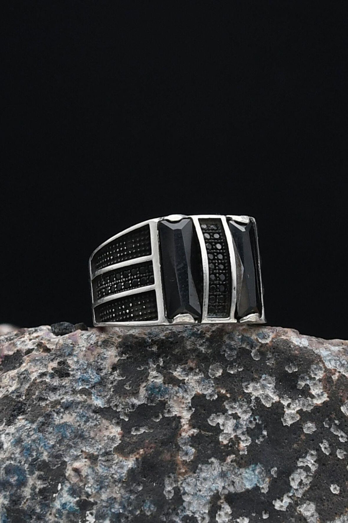 Mikro Taş Süslemeli Siyah Baget Taşlı 925 Ayar Gümüş Erkek Yüzüğü 901251