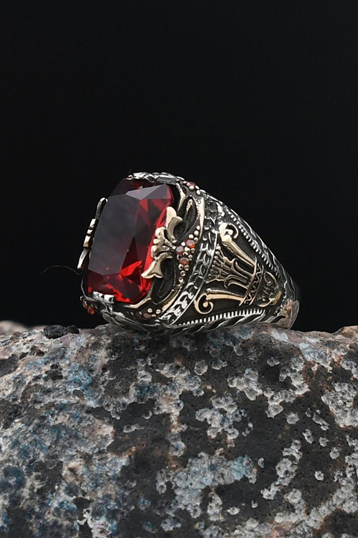 Kırmızı Zirkon Taşlı 925 Ayar Gümüş Erkek Yüzüğü Zirkon Taş Süslemeli 901529