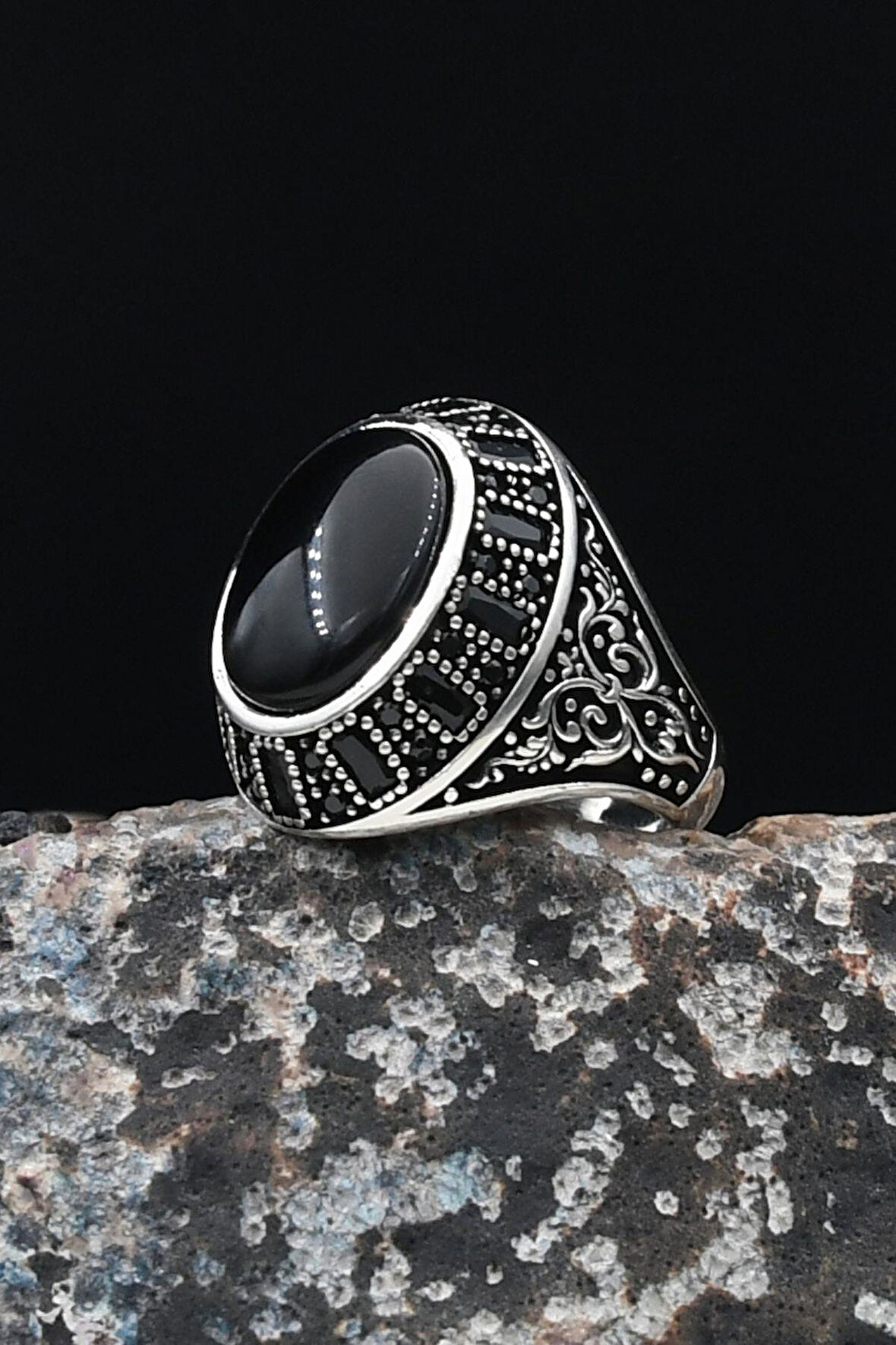 925 Ayar Gümüş Erkek Yüzüğü Oniks Taşlı Baget Taş Süslemeli 901619