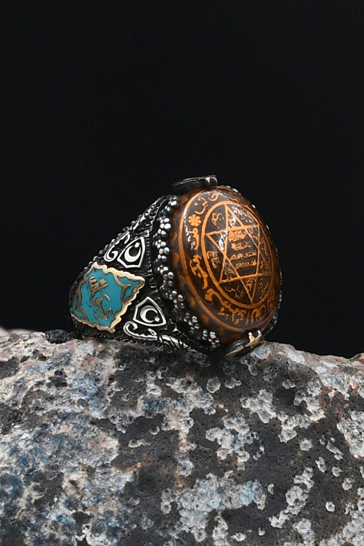 Hz. Süleyman Mührü ve Hasbiyallah Yazılı Sıkma Kehribar Taşlı 925 Ayar Gümüş Erkek Yüzüğü 901680