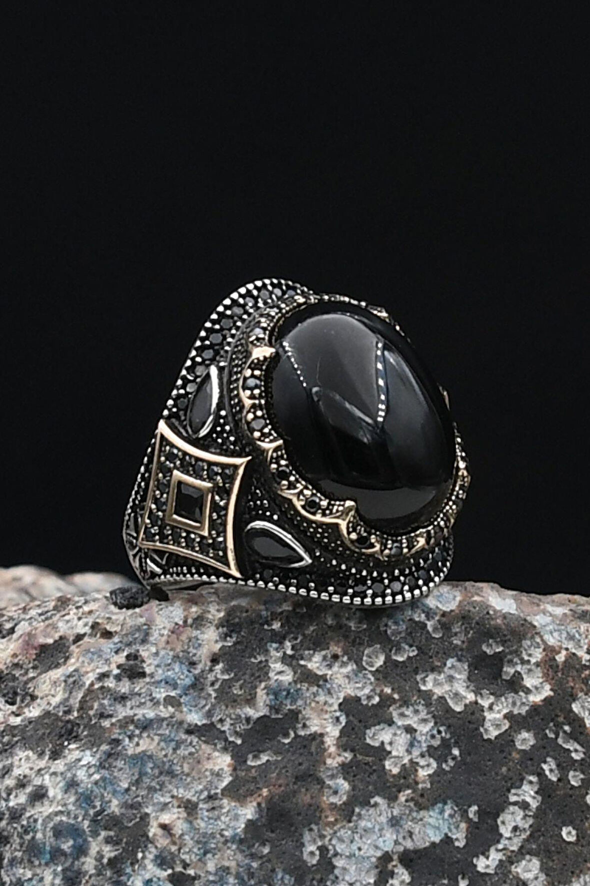 Oniks Taşlı 925 Ayar Gümüş Erkek Yüzüğü Zirkon Taş Süslemeli 901685