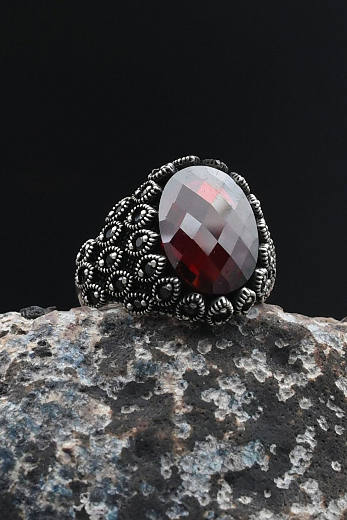 925 Ayar Gümüş Erkek Yüzüğü Kırmızı Zirkon Taşlı Zirkon Taş Süslemeli 901785