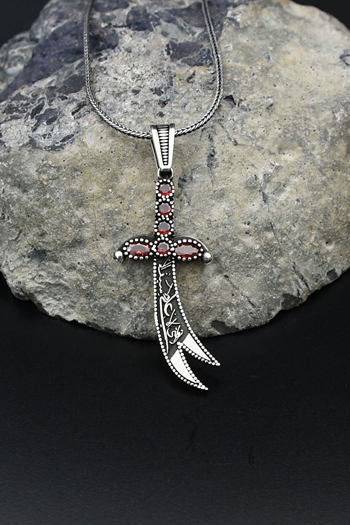 Kırmızı Zirkon Taş Süslemeli Hz. Ali Zülfikar Kılıcı 925 Ayar Gümüş Kolye Zincir 901807