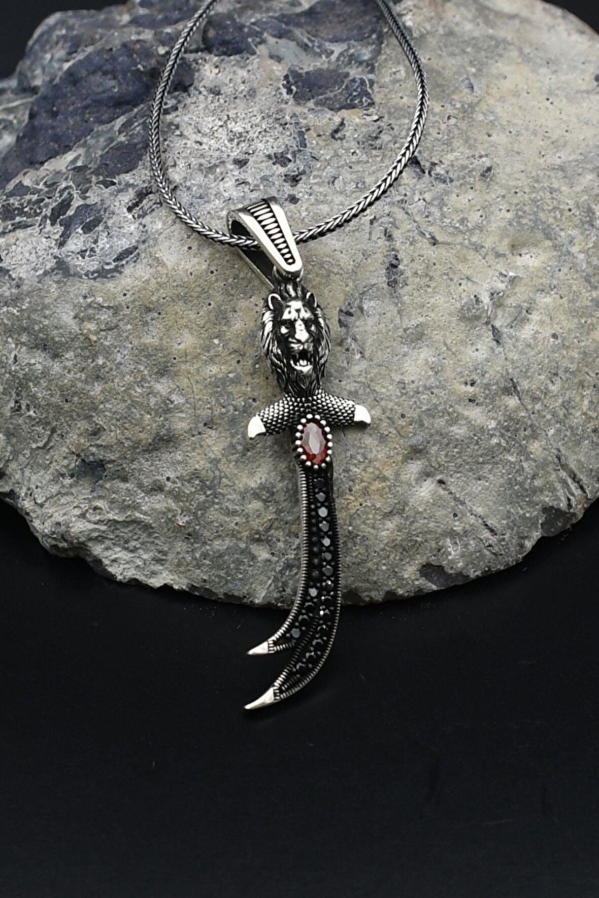 Hz. Ali Zülfikar Kılıcı ve Aslan Figürlü Kırmızı Zirkon Taşlı Kolye Zincir 925 Ayar Gümüş 901808