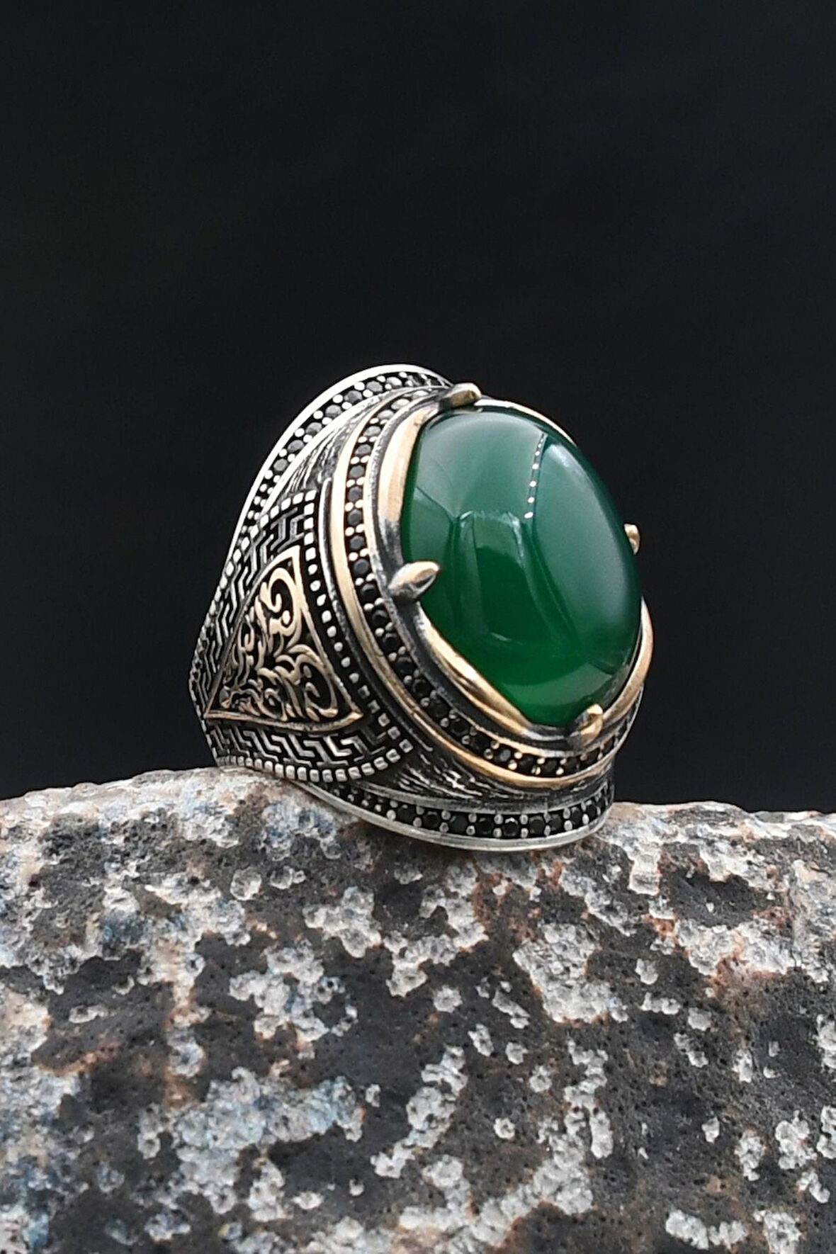 Yeşil Akik Taşlı 925 Ayar Gümüş Erkek Yüzüğü Zirkon Taş Süslemeli 902024