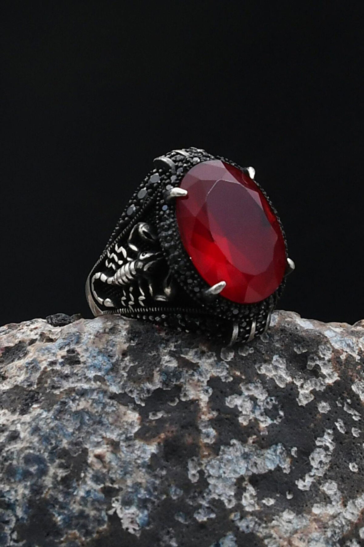 Akrep Figürlü Kırmızı Zirkon Taşlı Zirkon Taş Süslemeli 925 Ayar Gümüş Yüzük 902056