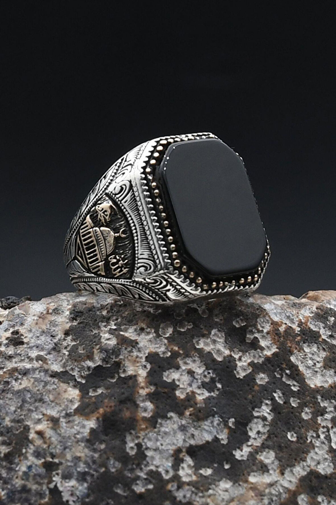 Mescidi Aksa Modelı ve Allah ve Muhammed Yazlı Oniks Taşlı 925 Ayar Gümüş Erkek Yüzük 902365