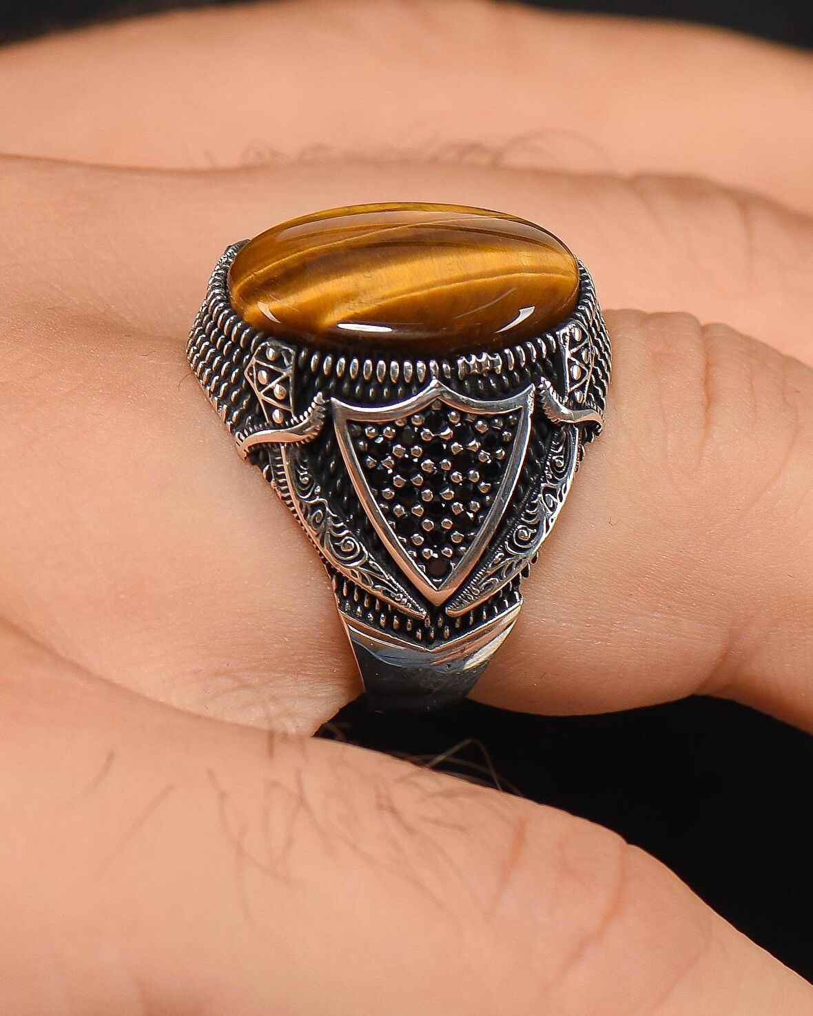 925 Ayar Gümüş Erkek Yüzüğü Kaplangözü Taşlı Kılıç Kalkan Figürlü